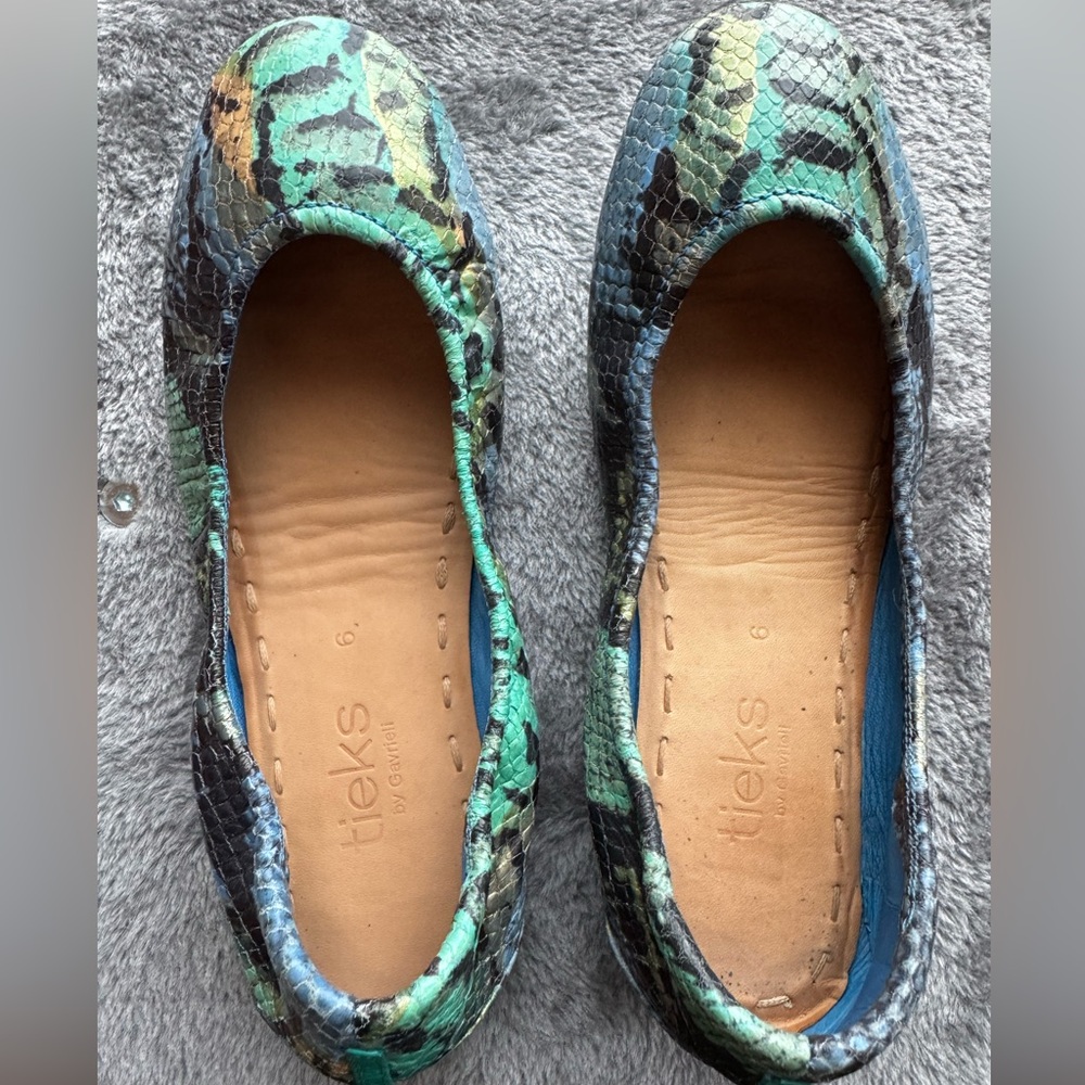 Size 6 Azure Snake Tieks